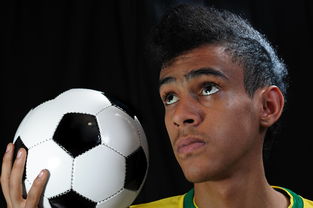 爱游戏体育入口-五大联赛门将出球模式变化与球队传导效率关联,门将出来踢球 第2张